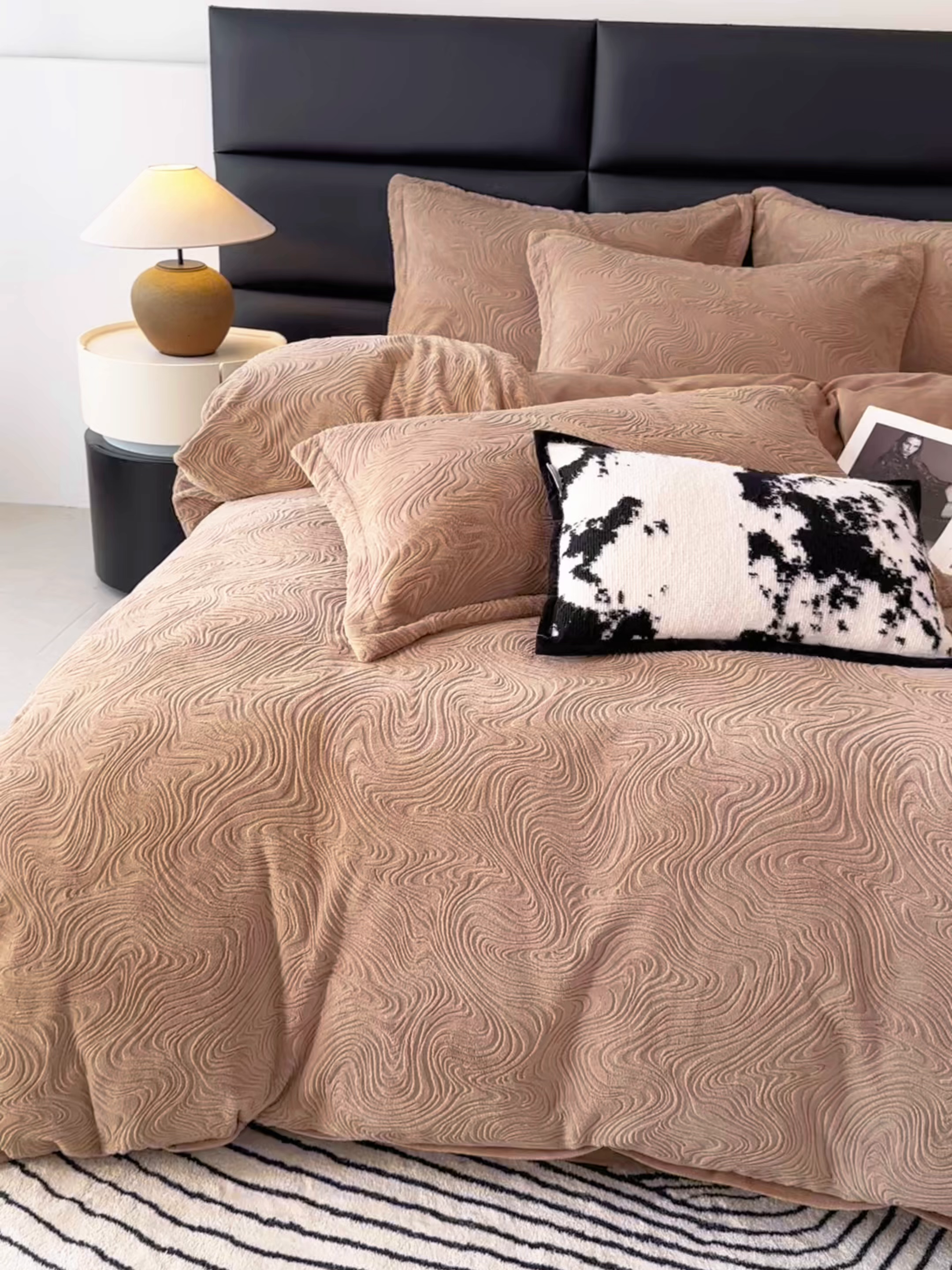 91家纺网 家纺一手货源 找家纺 （总）金绣美居 2025新款亲肤舒适全消光牛奶绒雕花四件套-黎境