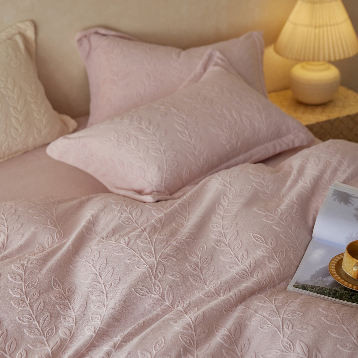 91家纺网 家纺一手货源 找家纺 亿梵家居 2025秋冬新款A类全消光牛奶绒立体5D雕花绒四件套-风格一 （提供买家秀） 安娜花园-白桃粉