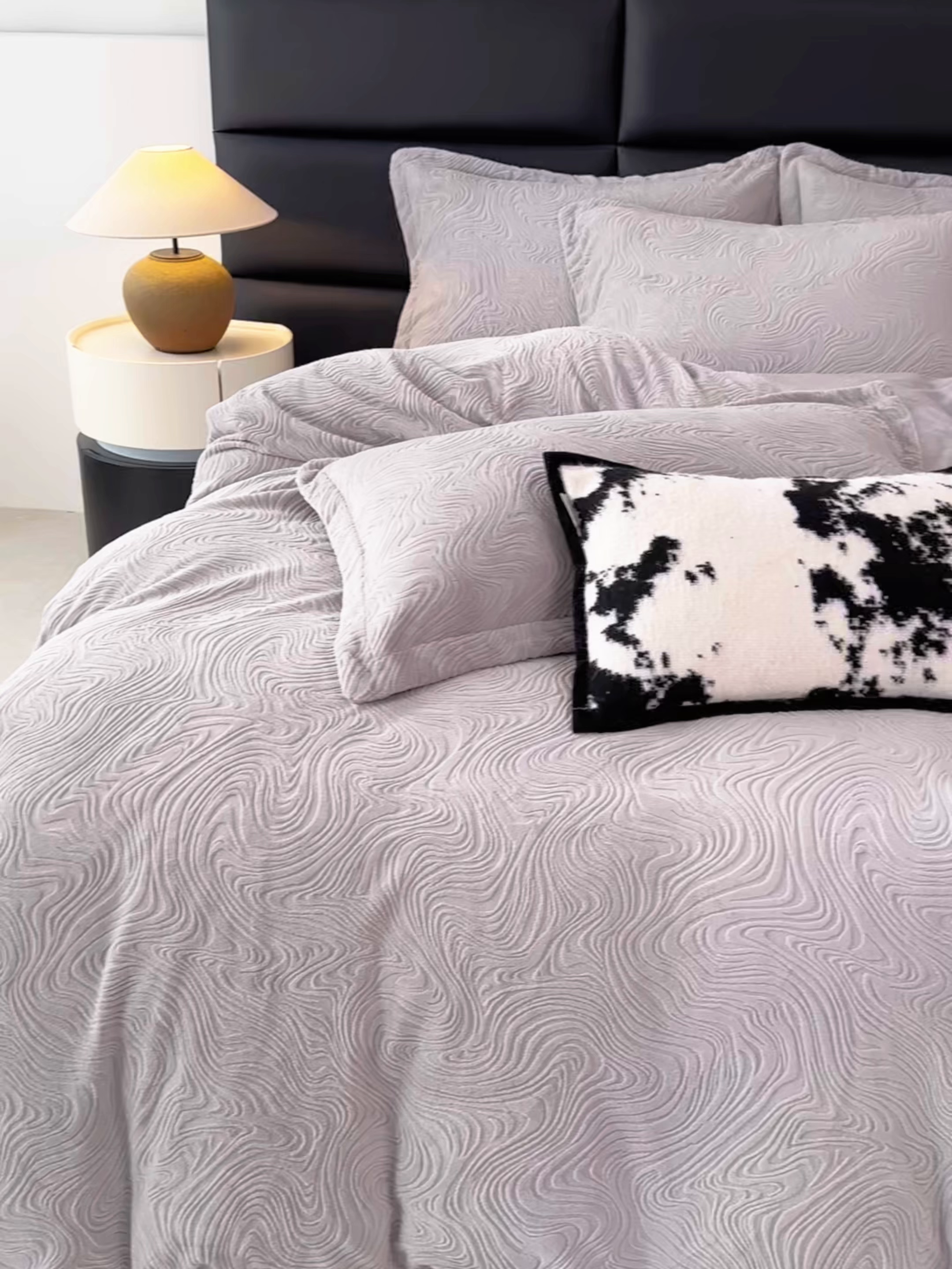 91家纺网 家纺一手货源 找家纺 金绣美居 2025新款亲肤舒适全消光牛奶绒雕花四件套-黎境 黎境-烟灰色