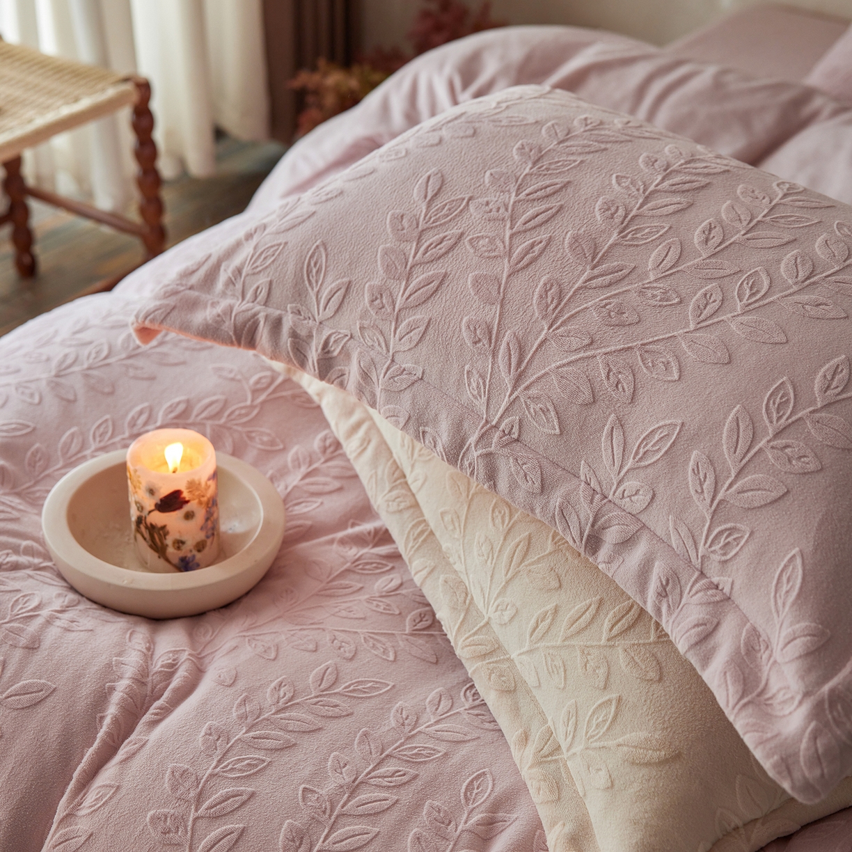 91家纺网 家纺一手货源 找家纺 亿梵家居 2025秋冬新款A类全消光牛奶绒立体5D雕花绒四件套-风格一 （提供买家秀） 安娜花园-白桃粉