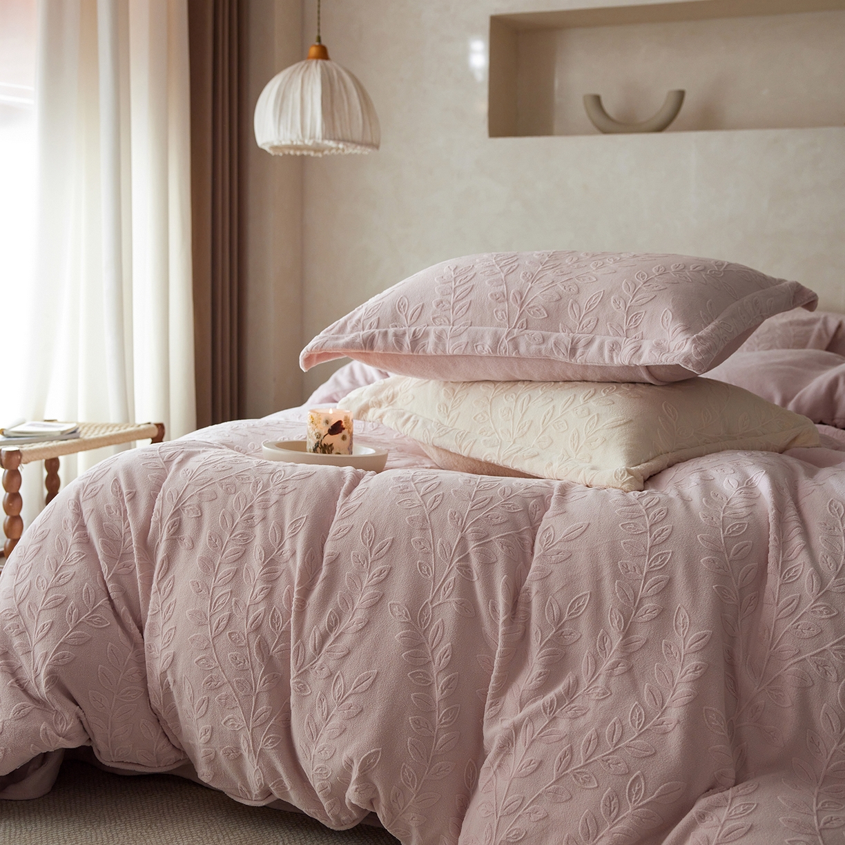 91家纺网 家纺一手货源 找家纺 亿梵家居 2025秋冬新款A类全消光牛奶绒立体5D雕花绒四件套-风格一 （提供买家秀） 安娜花园-白桃粉