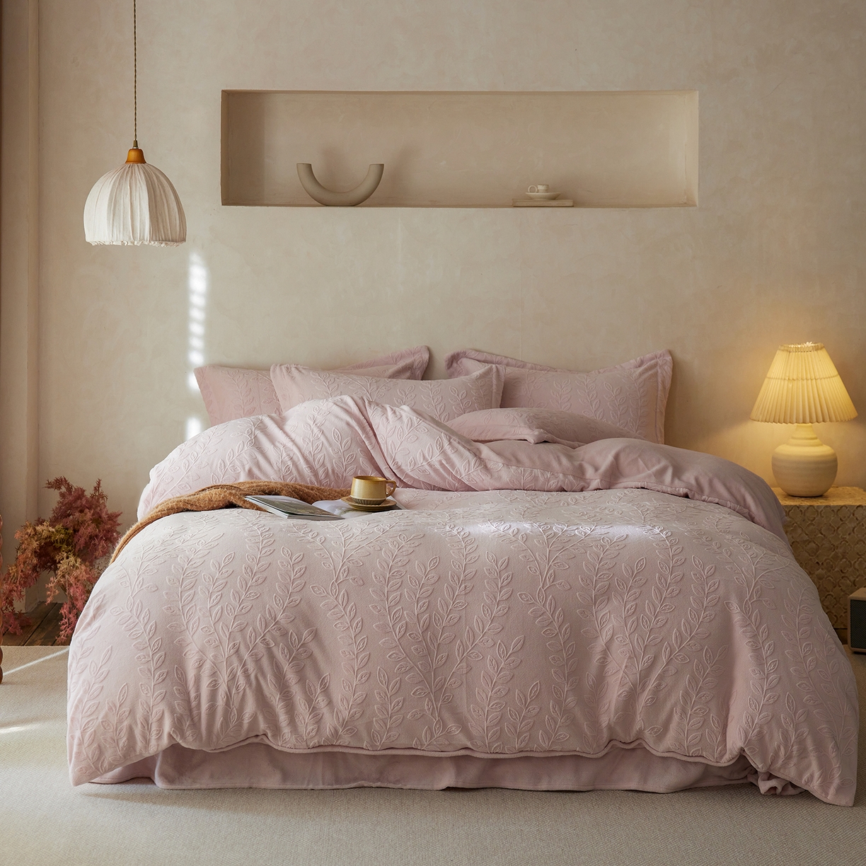 91家纺网 家纺一手货源 找家纺 亿梵家居 2025秋冬新款A类全消光牛奶绒立体5D雕花绒四件套-风格一 （提供买家秀） 安娜花园-白桃粉