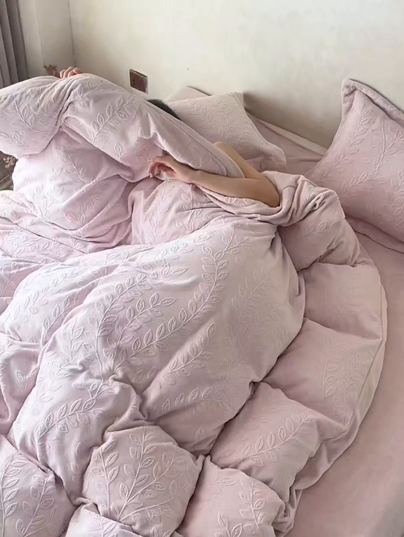 91家纺网 家纺一手货源 找家纺 亿梵家居 2025秋冬新款A类全消光牛奶绒立体5D雕花绒四件套-风格一 （提供买家秀） 安娜花园-白桃粉