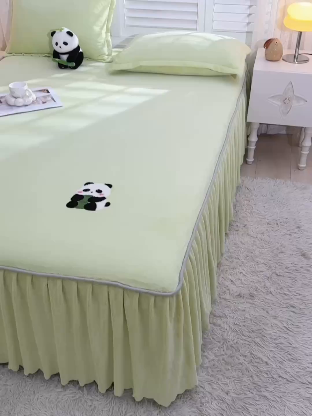 91家纺网 家纺一手货源 找家纺 （总）湘之帛 2025新款简约毛巾绣牛奶绒床裙-小熊猫