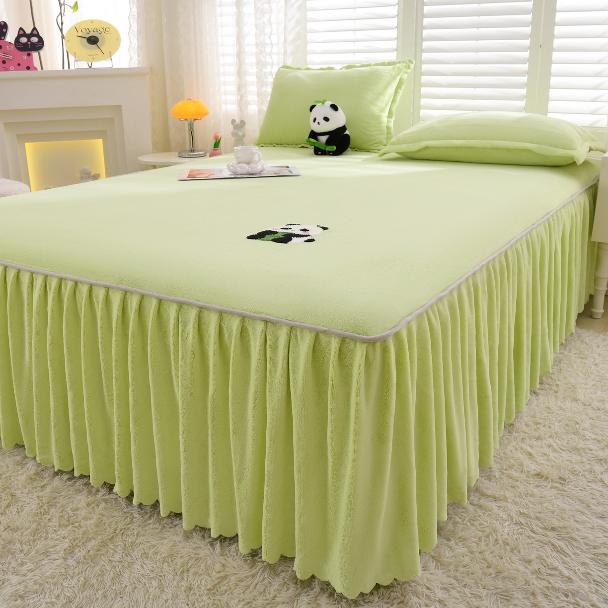 91家纺网 家纺一手货源 找家纺 （总）湘之帛 2025新款简约毛巾绣牛奶绒床裙-小熊猫,小熊猫-浅绿,小熊猫-深灰,小熊猫-米黄,小熊猫-浅蓝,小熊猫-紫色,小熊猫-草绿,小熊猫-粉色,小熊猫-灰色