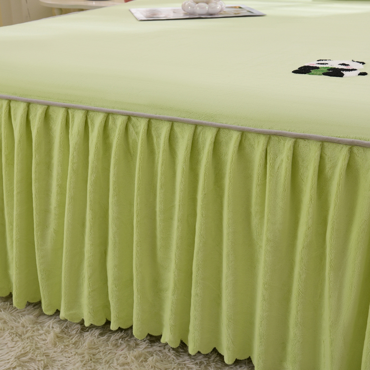 91家纺网 家纺一手货源 找家纺 （总）湘之帛 2025新款简约毛巾绣牛奶绒床裙-小熊猫