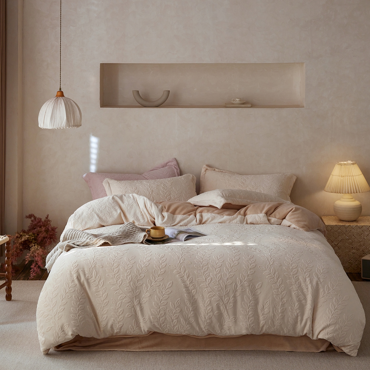 91家纺网 家纺一手货源 找家纺 亿梵家居 2025秋冬新款A类全消光牛奶绒立体5D雕花绒四件套-风格一 （提供买家秀） 安娜花园-奶油白