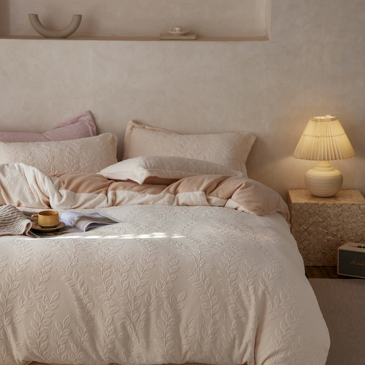 91家纺网 家纺一手货源 找家纺 亿梵家居 2025秋冬新款A类全消光牛奶绒立体5D雕花绒四件套-风格一 （提供买家秀） 安娜花园-奶油白