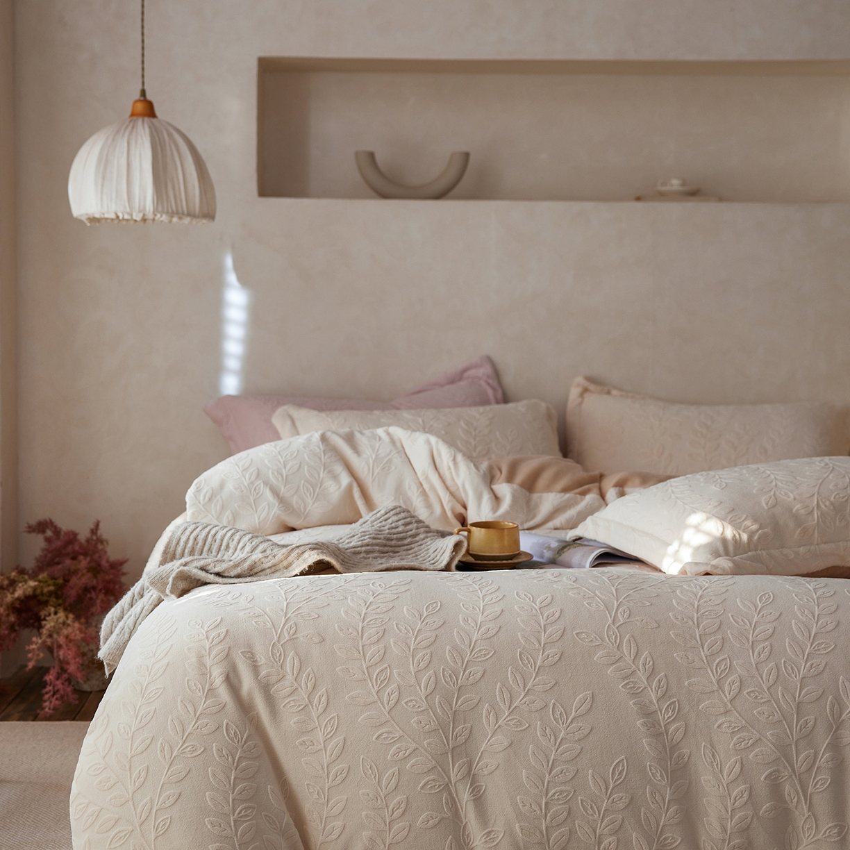 91家纺网 家纺一手货源 找家纺 亿梵家居 2025秋冬新款A类全消光牛奶绒立体5D雕花绒四件套-风格一 （提供买家秀） 安娜花园-奶油白