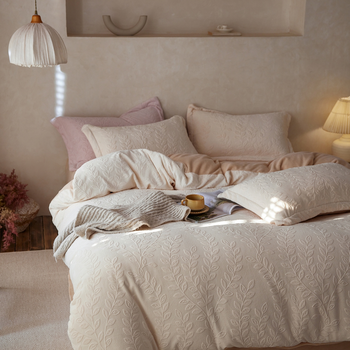 91家纺网 家纺一手货源 找家纺 亿梵家居 2025秋冬新款A类全消光牛奶绒立体5D雕花绒四件套-风格一 （提供买家秀） 安娜花园-奶油白