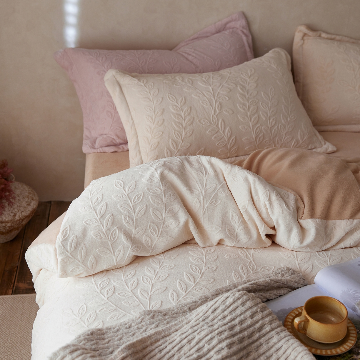 91家纺网 家纺一手货源 找家纺 亿梵家居 2025秋冬新款A类全消光牛奶绒立体5D雕花绒四件套-风格一 （提供买家秀） 安娜花园-奶油白