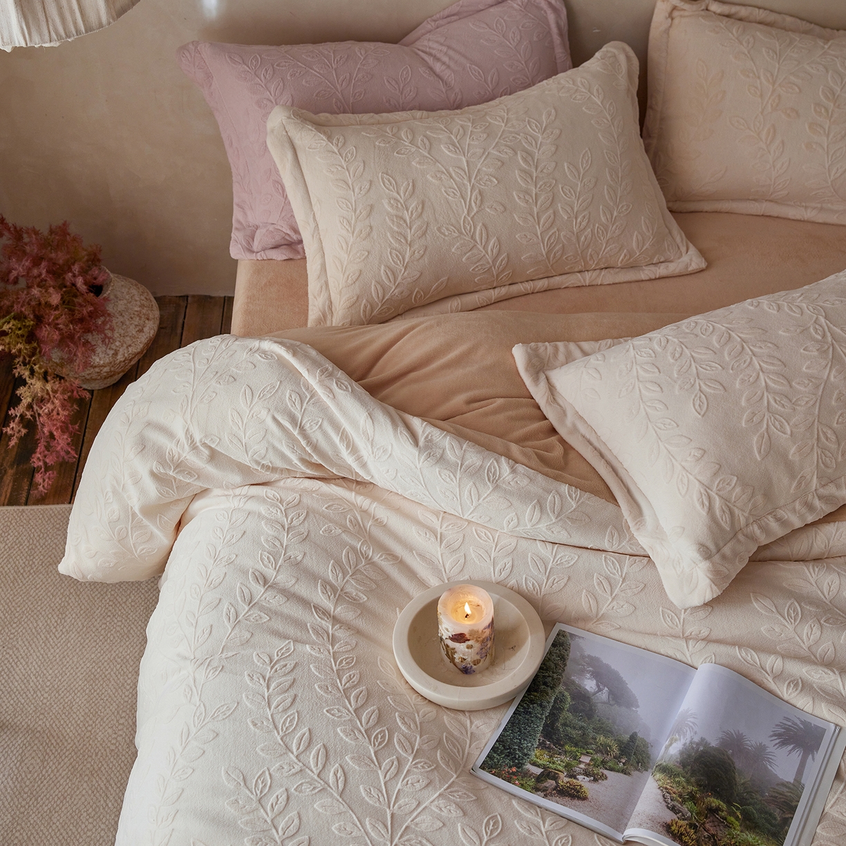 91家纺网 家纺一手货源 找家纺 亿梵家居 2025秋冬新款A类全消光牛奶绒立体5D雕花绒四件套-风格一 （提供买家秀） 安娜花园-奶油白