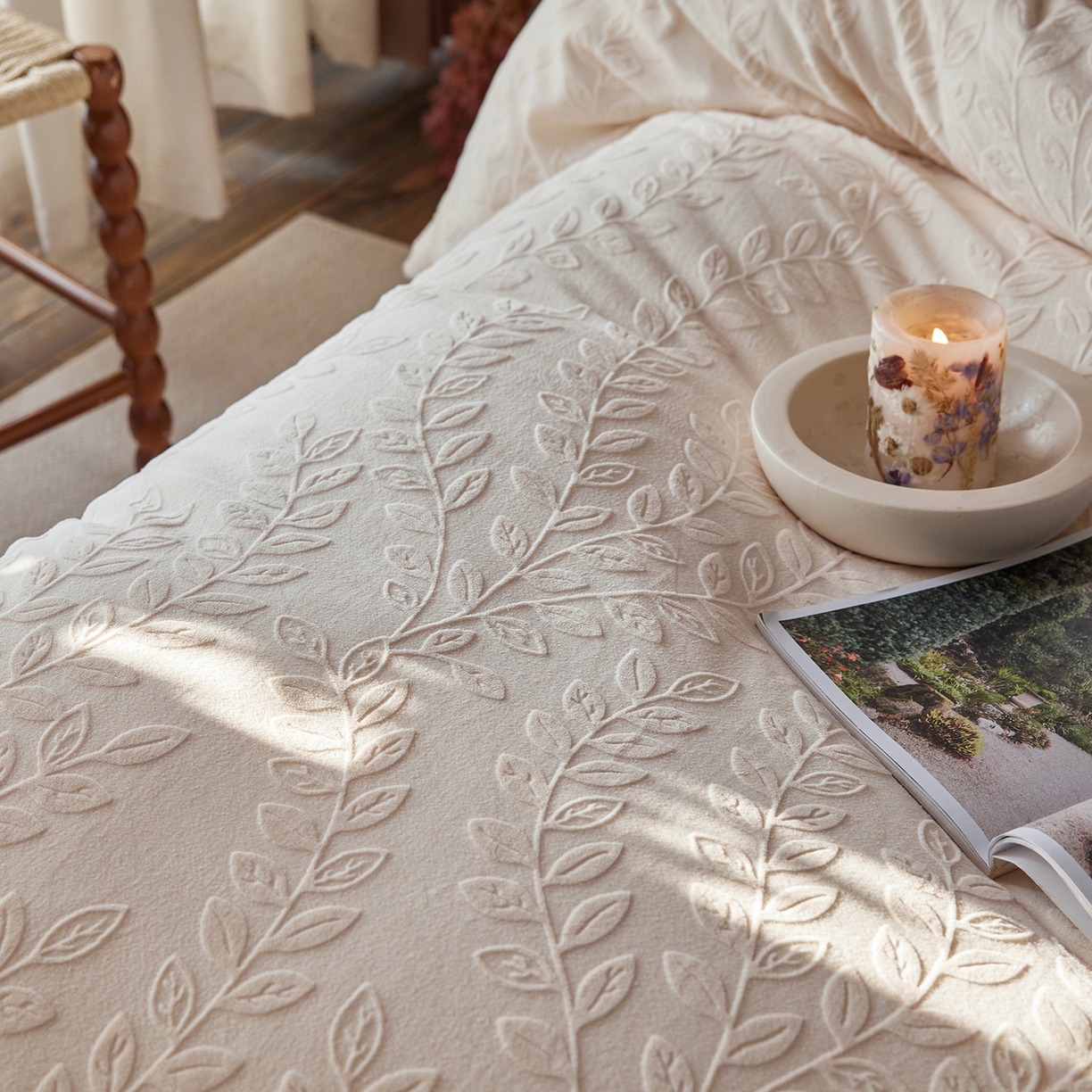 91家纺网 家纺一手货源 找家纺 亿梵家居 2025秋冬新款A类全消光牛奶绒立体5D雕花绒四件套-风格一 （提供买家秀） 安娜花园-奶油白