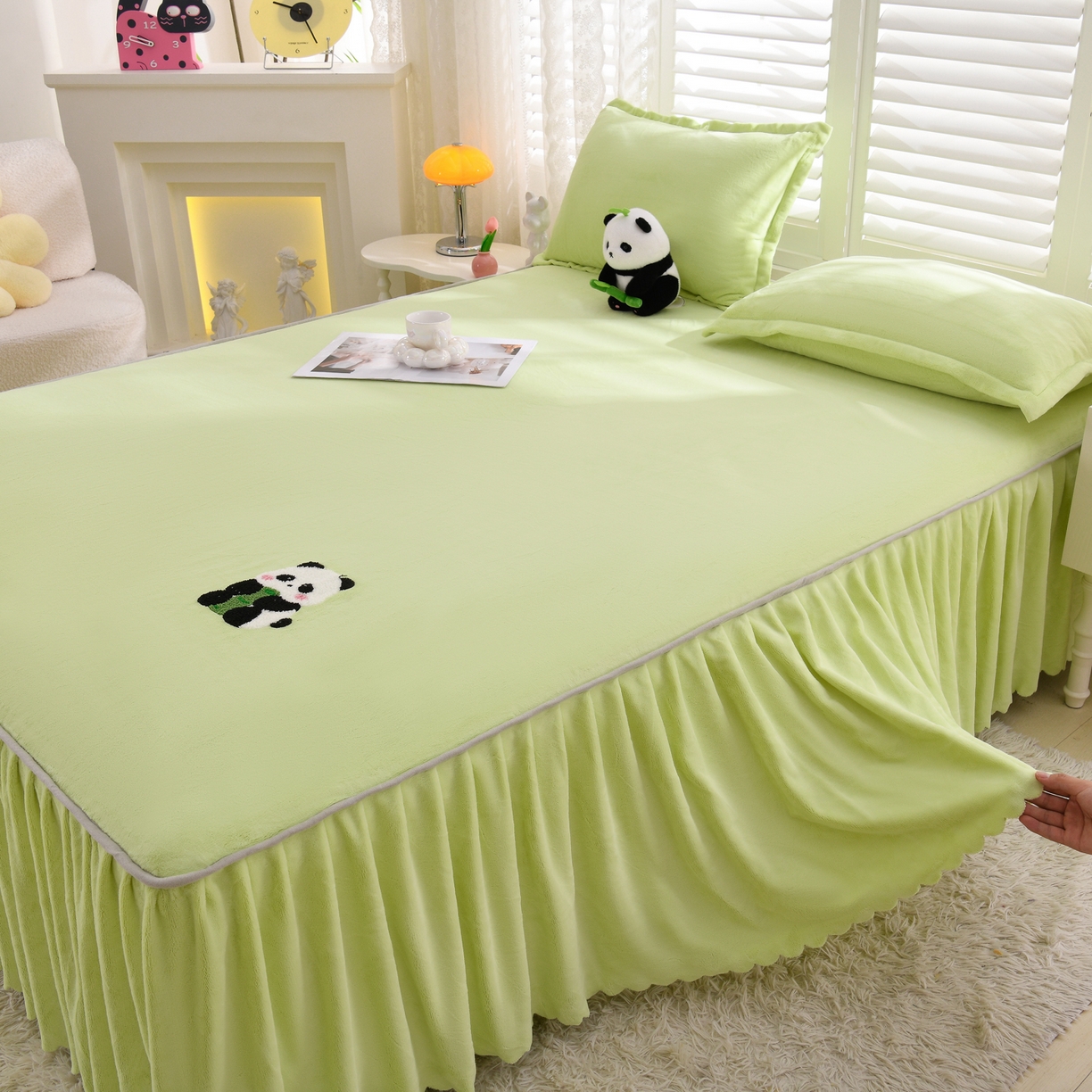 91家纺网 家纺一手货源 找家纺 （总）湘之帛 2025新款简约毛巾绣牛奶绒床裙-小熊猫