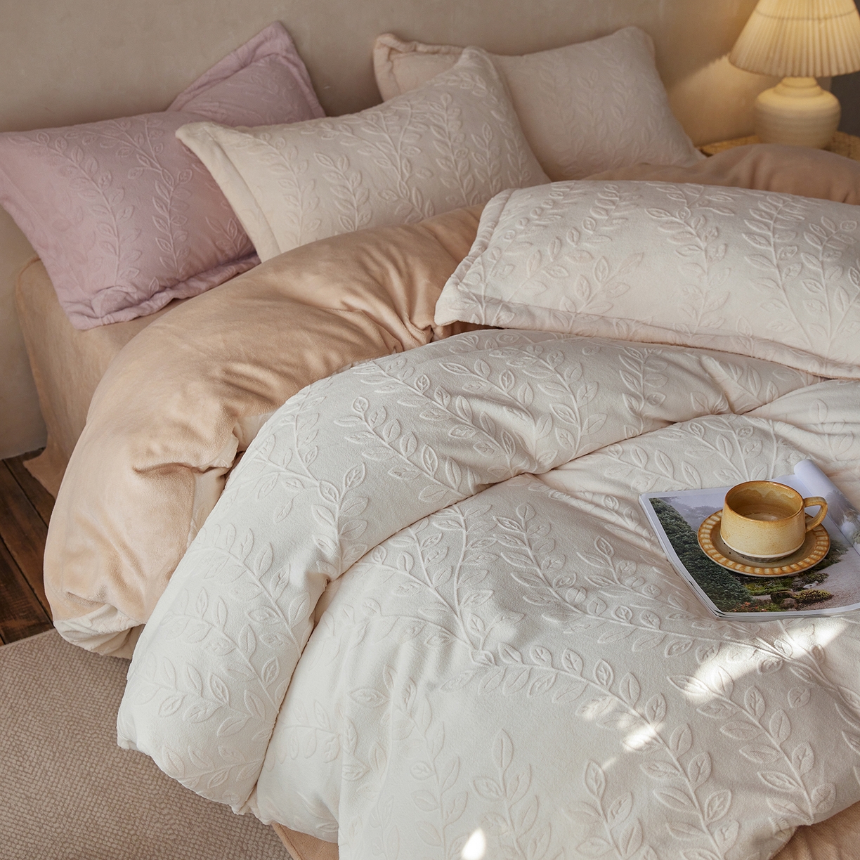 91家纺网 家纺一手货源 找家纺 亿梵家居 2025秋冬新款A类全消光牛奶绒立体5D雕花绒四件套-风格一 （提供买家秀） 安娜花园-奶油白