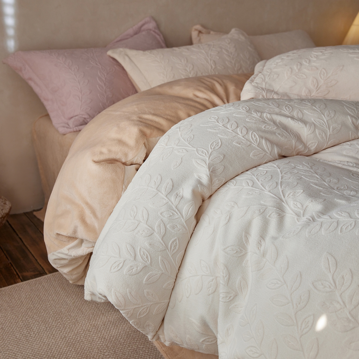 91家纺网 家纺一手货源 找家纺 亿梵家居 2025秋冬新款A类全消光牛奶绒立体5D雕花绒四件套-风格一 （提供买家秀） 安娜花园-奶油白