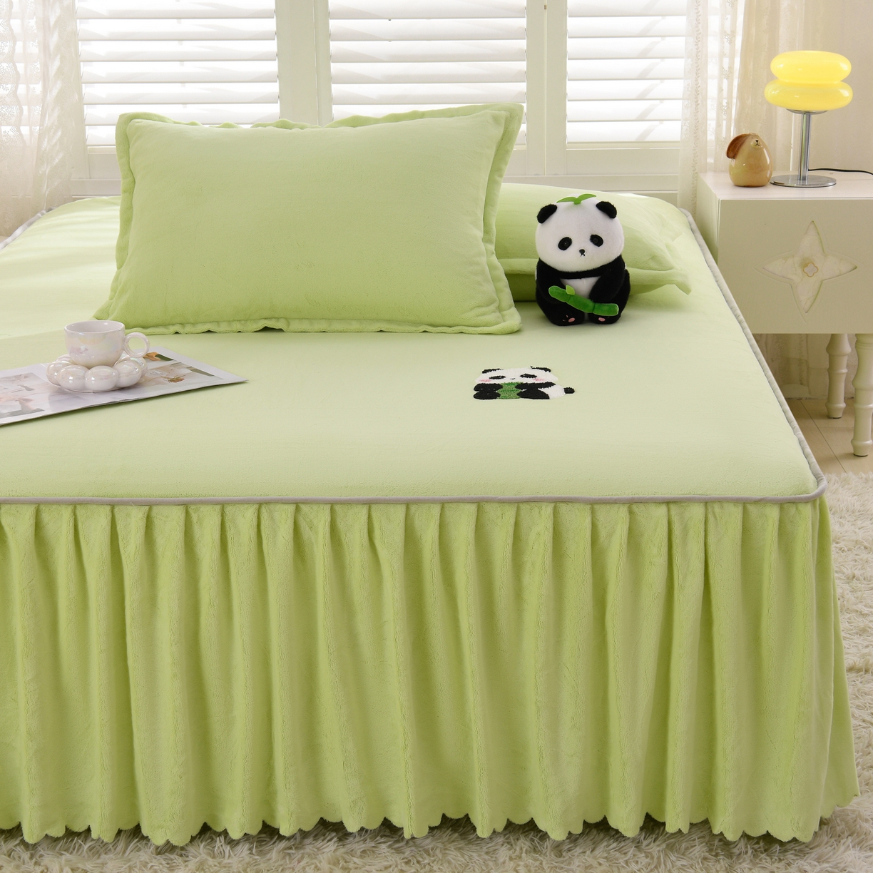 91家纺网 家纺一手货源 找家纺 （总）湘之帛 2025新款简约毛巾绣牛奶绒床裙-小熊猫