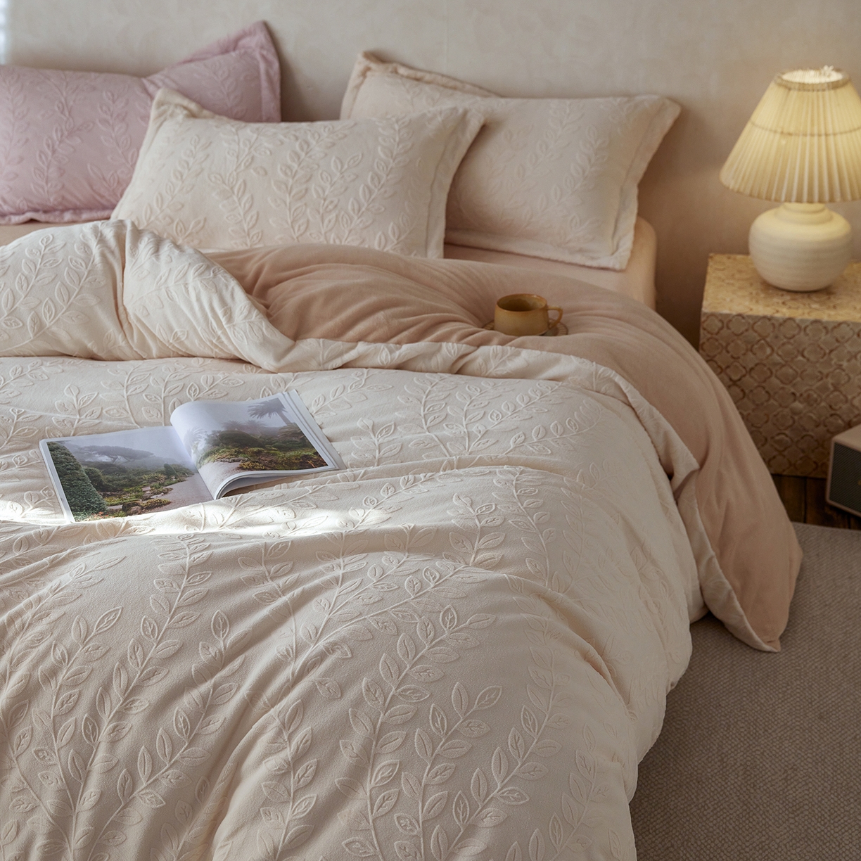 91家纺网 家纺一手货源 找家纺 亿梵家居 2025秋冬新款A类全消光牛奶绒立体5D雕花绒四件套-风格一 （提供买家秀） 安娜花园-奶油白