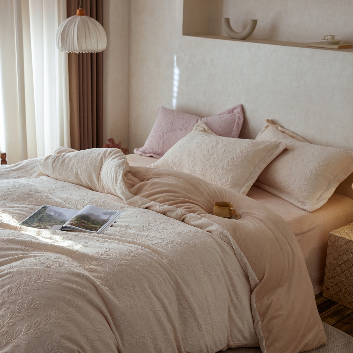 91家纺网 家纺一手货源 找家纺 亿梵家居 2025秋冬新款A类全消光牛奶绒立体5D雕花绒四件套-风格一 （提供买家秀） 安娜花园-奶油白