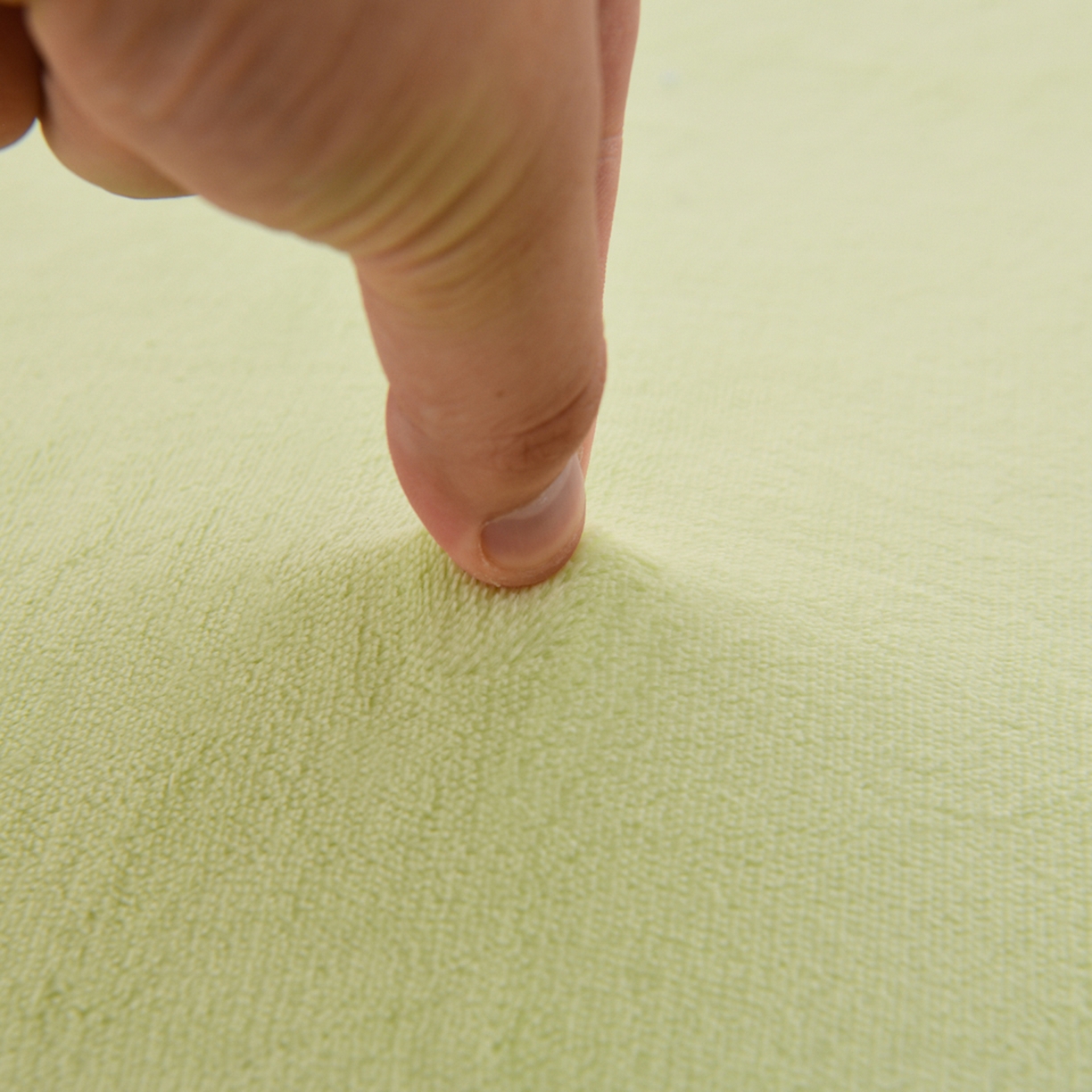 91家纺网 家纺一手货源 找家纺 （总）湘之帛 2025新款简约毛巾绣牛奶绒床裙-小熊猫