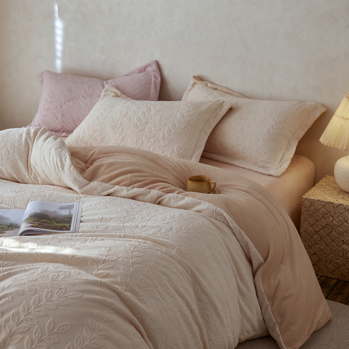 91家纺网 家纺一手货源 找家纺 亿梵家居 2025秋冬新款A类全消光牛奶绒立体5D雕花绒四件套-风格一 （提供买家秀） 安娜花园-奶油白