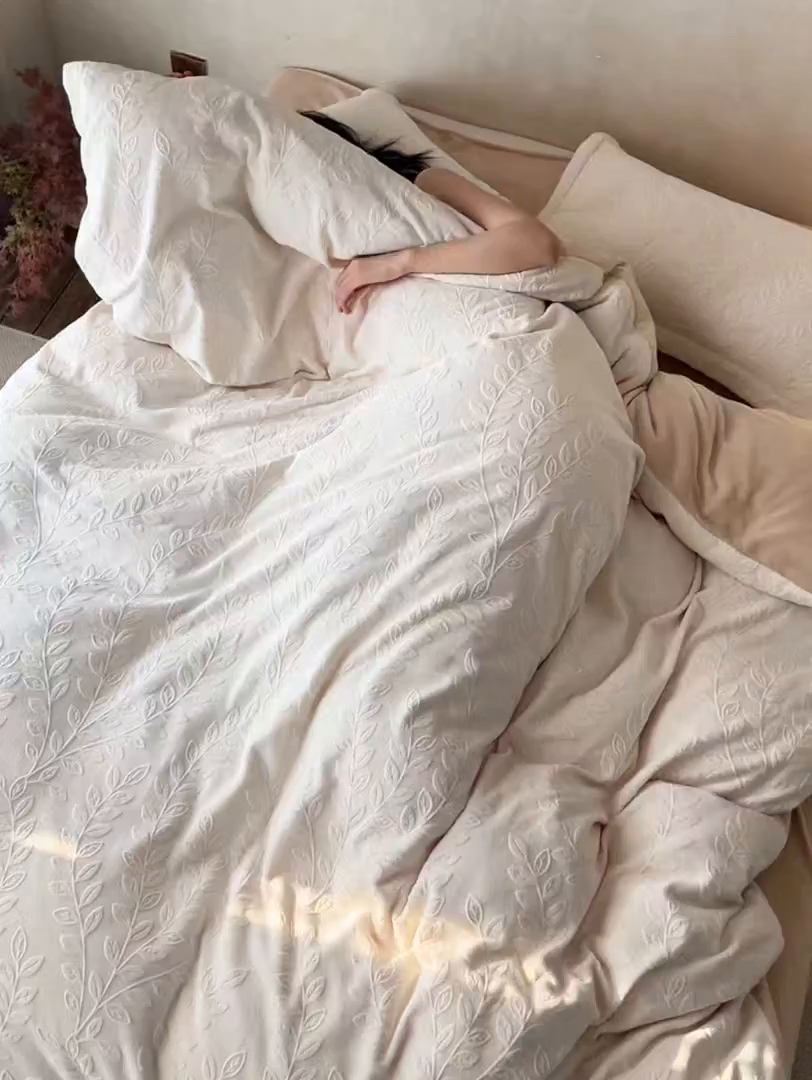 91家纺网 家纺一手货源 找家纺 亿梵家居 2025秋冬新款A类全消光牛奶绒立体5D雕花绒四件套-风格一 （提供买家秀） 安娜花园-奶油白