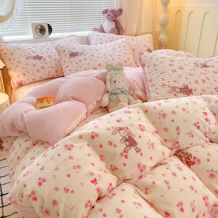 91家纺网 家纺一手货源 找家纺 （总）云玲时尚 2025新款高克重牛奶绒印花床盖四件套