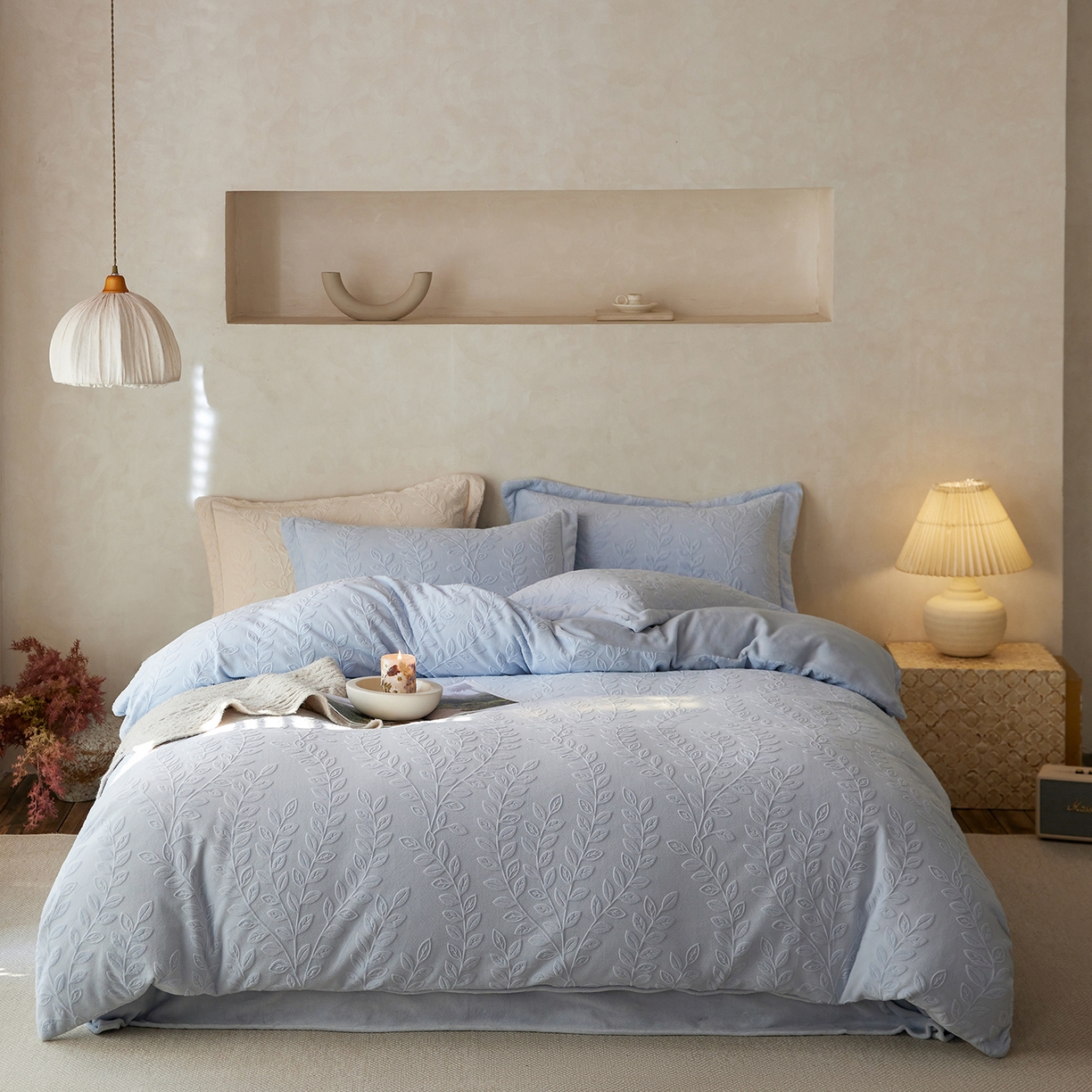 91家纺网 家纺一手货源 找家纺 亿梵家居 2025秋冬新款A类全消光牛奶绒立体5D雕花绒四件套-风格一 （提供买家秀） 安娜花园-天空蓝