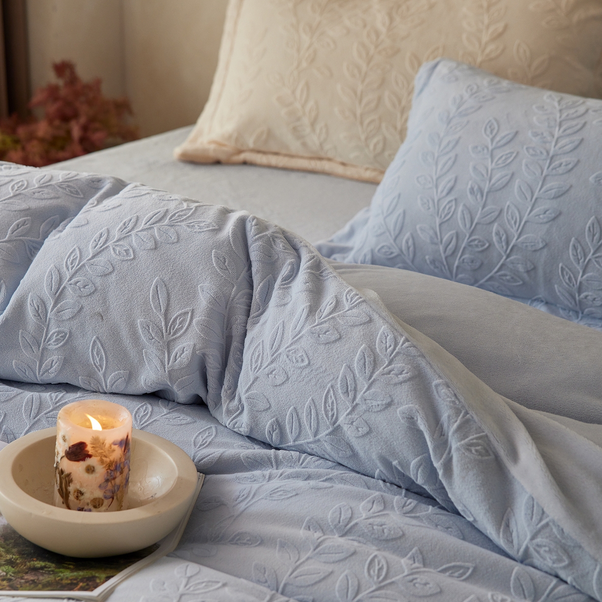 91家纺网 家纺一手货源 找家纺 亿梵家居 2025秋冬新款A类全消光牛奶绒立体5D雕花绒四件套-风格一 （提供买家秀） 安娜花园-天空蓝