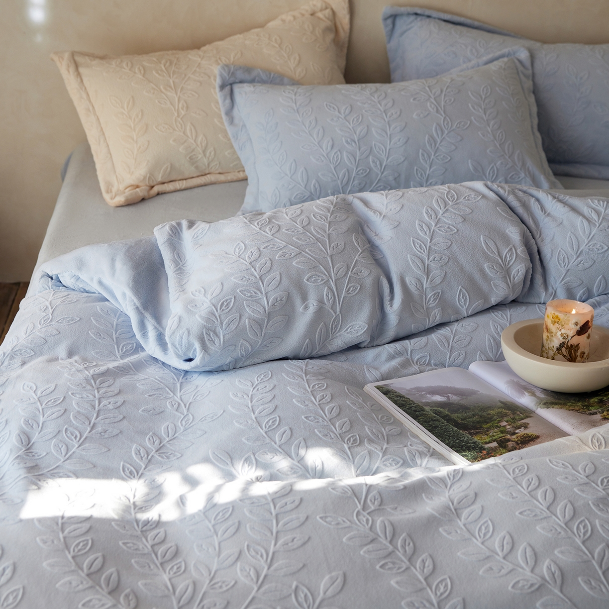 91家纺网 家纺一手货源 找家纺 亿梵家居 2025秋冬新款A类全消光牛奶绒立体5D雕花绒四件套-风格一 （提供买家秀） 安娜花园-天空蓝