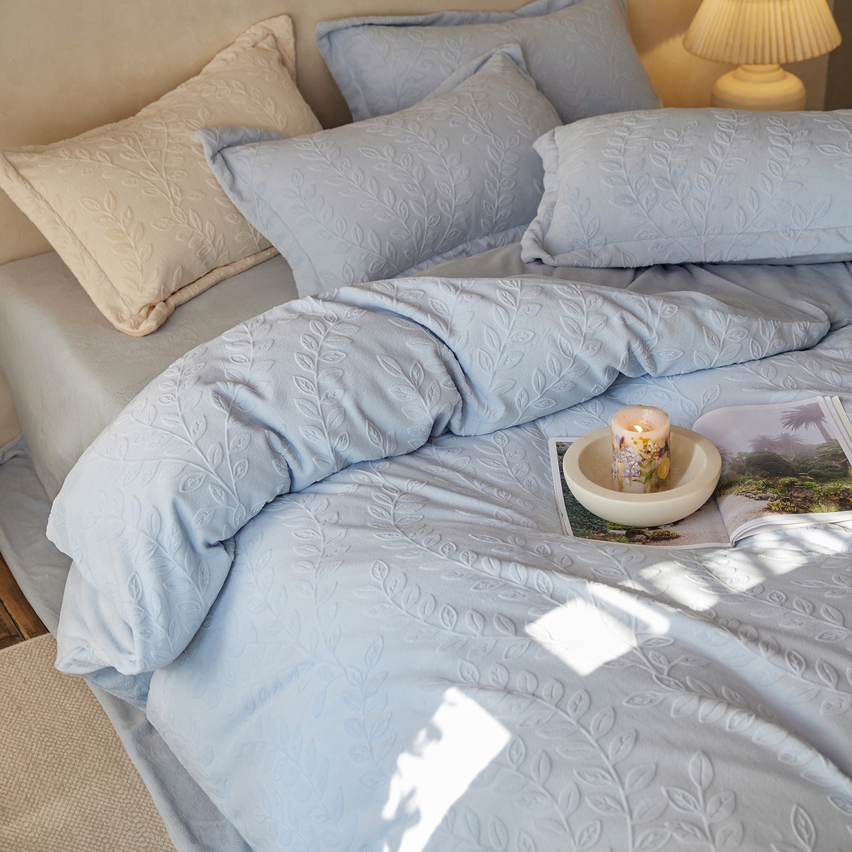 91家纺网 家纺一手货源 找家纺 亿梵家居 2025秋冬新款A类全消光牛奶绒立体5D雕花绒四件套-风格一 （提供买家秀） 安娜花园-天空蓝