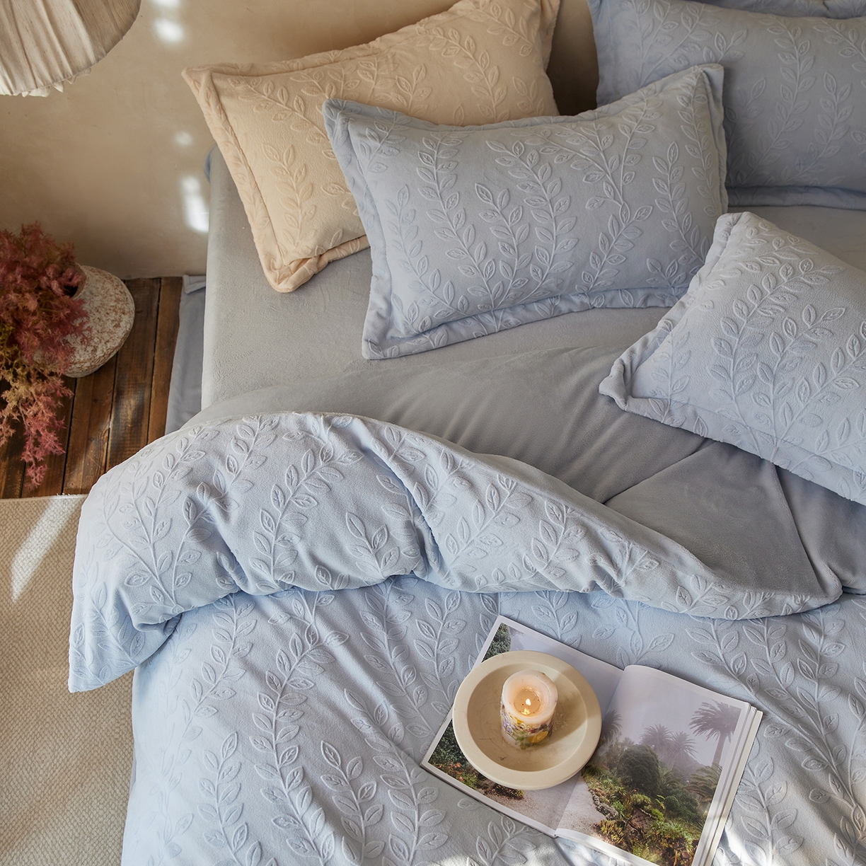 91家纺网 家纺一手货源 找家纺 亿梵家居 2025秋冬新款A类全消光牛奶绒立体5D雕花绒四件套-风格一 （提供买家秀） 安娜花园-天空蓝