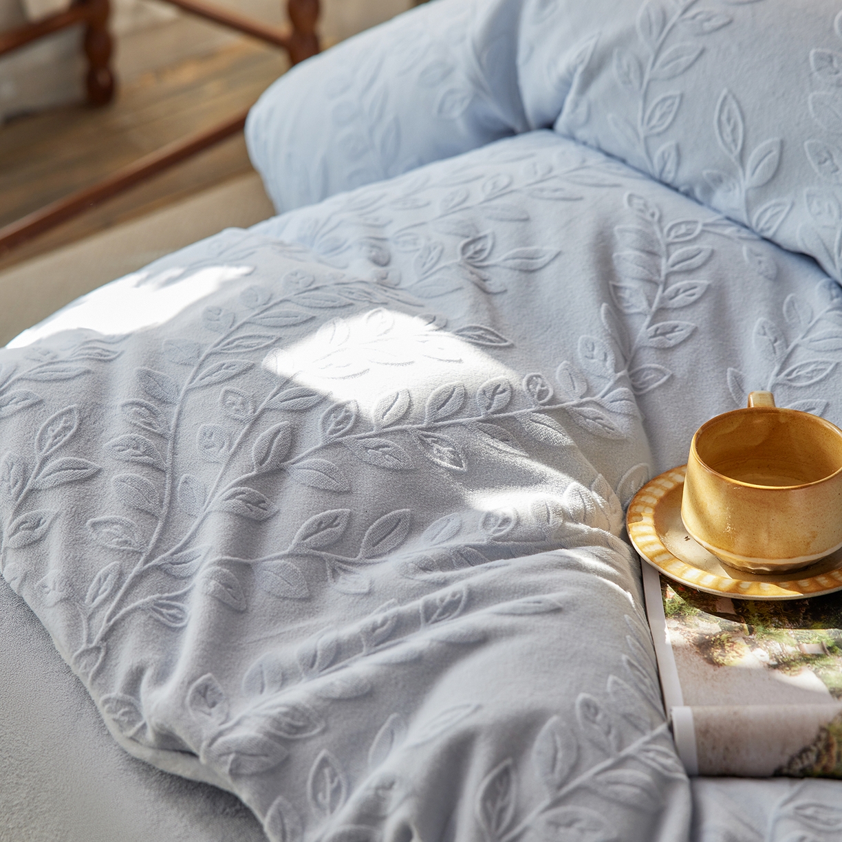 91家纺网 家纺一手货源 找家纺 亿梵家居 2025秋冬新款A类全消光牛奶绒立体5D雕花绒四件套-风格一 （提供买家秀） 安娜花园-天空蓝