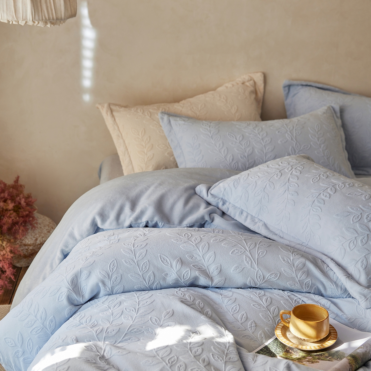 91家纺网 家纺一手货源 找家纺 亿梵家居 2025秋冬新款A类全消光牛奶绒立体5D雕花绒四件套-风格一 （提供买家秀） 安娜花园-天空蓝