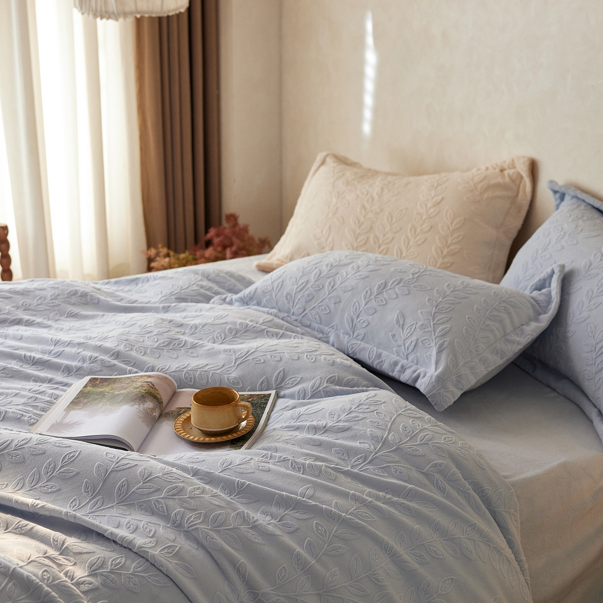 91家纺网 家纺一手货源 找家纺 亿梵家居 2025秋冬新款A类全消光牛奶绒立体5D雕花绒四件套-风格一 （提供买家秀） 安娜花园-天空蓝