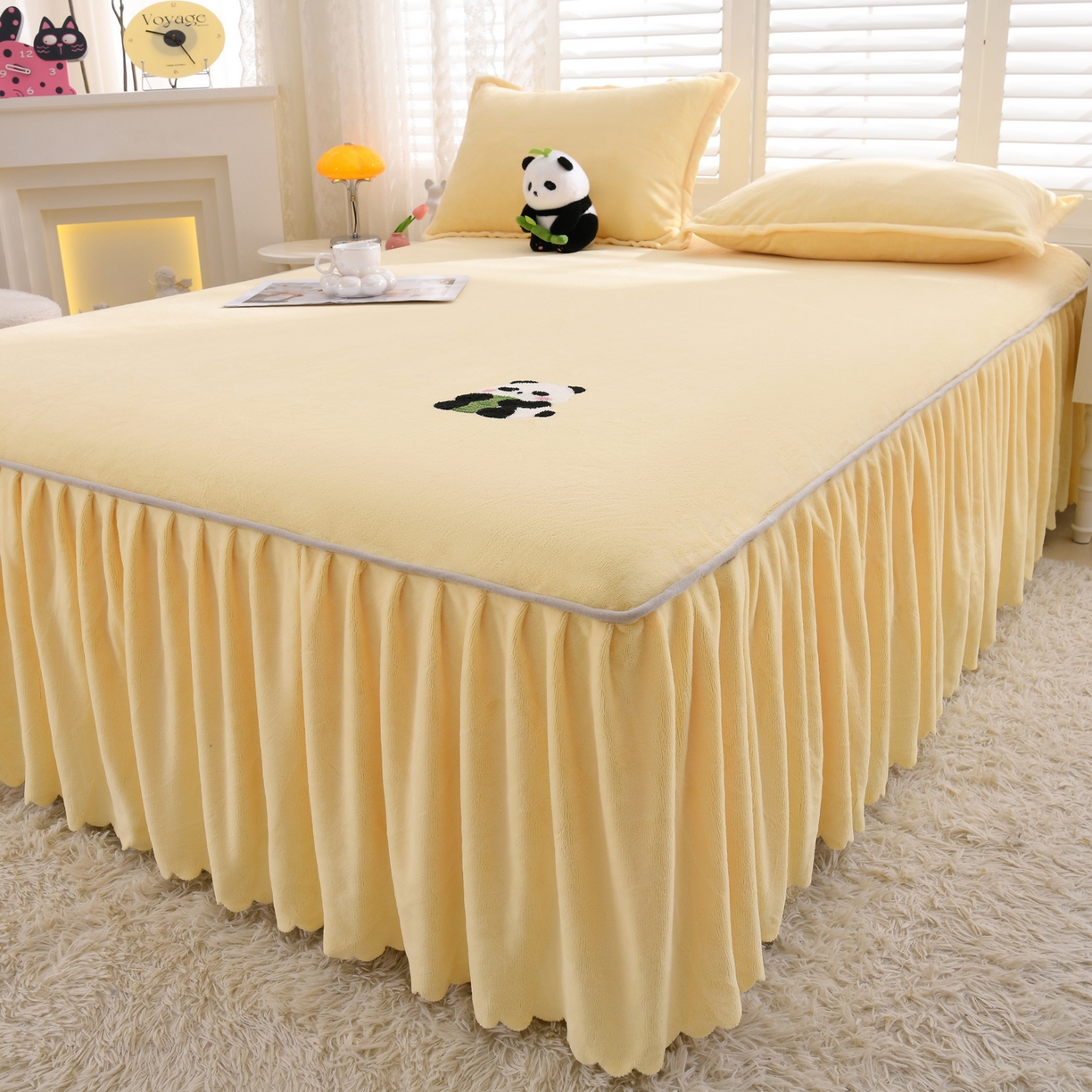 91家纺网 家纺一手货源 找家纺 （总）湘之帛 2025新款简约毛巾绣牛奶绒床裙-小熊猫