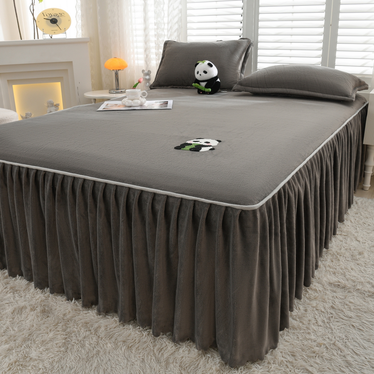 91家纺网 家纺一手货源 找家纺 （总）湘之帛 2025新款简约毛巾绣牛奶绒床裙-小熊猫