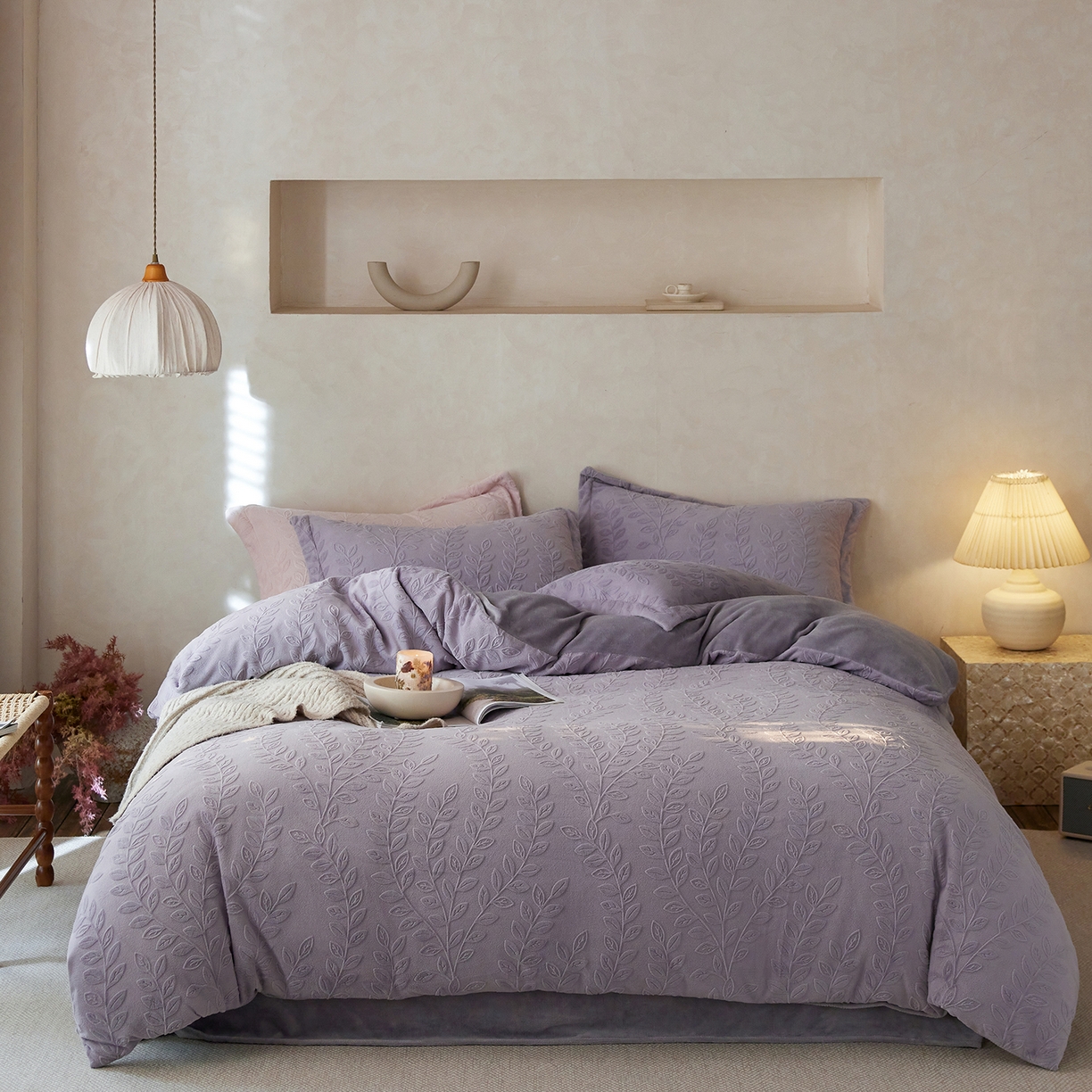 91家纺网 家纺一手货源 找家纺 亿梵家居 2025秋冬新款A类全消光牛奶绒立体5D雕花绒四件套-风格一 （提供买家秀） 安娜花园-香芋紫