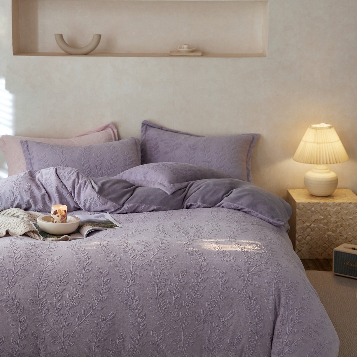 91家纺网 家纺一手货源 找家纺 亿梵家居 2025秋冬新款A类全消光牛奶绒立体5D雕花绒四件套-风格一 （提供买家秀） 安娜花园-香芋紫