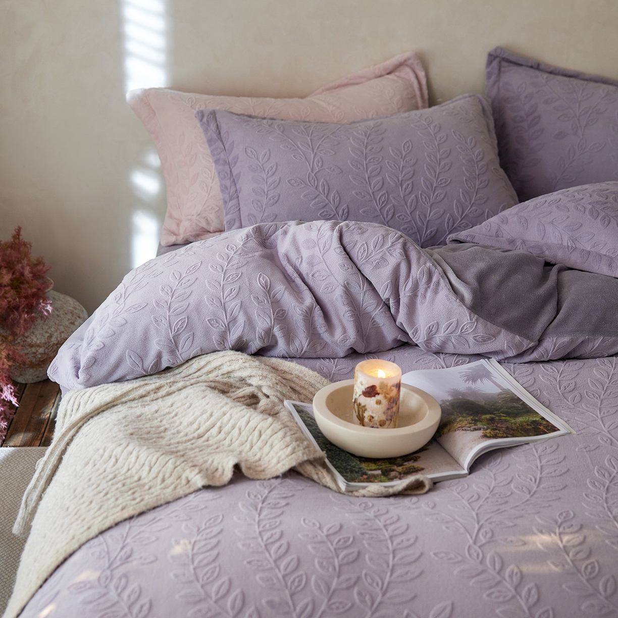 91家纺网 家纺一手货源 找家纺 亿梵家居 2025秋冬新款A类全消光牛奶绒立体5D雕花绒四件套-风格一 （提供买家秀） 安娜花园-香芋紫