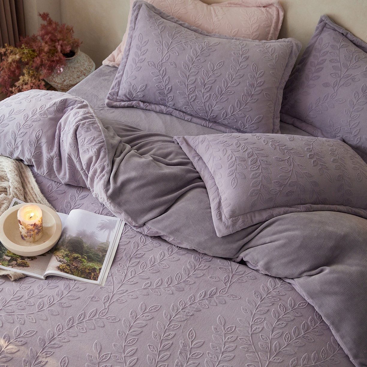 91家纺网 家纺一手货源 找家纺 亿梵家居 2025秋冬新款A类全消光牛奶绒立体5D雕花绒四件套-风格一 （提供买家秀） 安娜花园-香芋紫