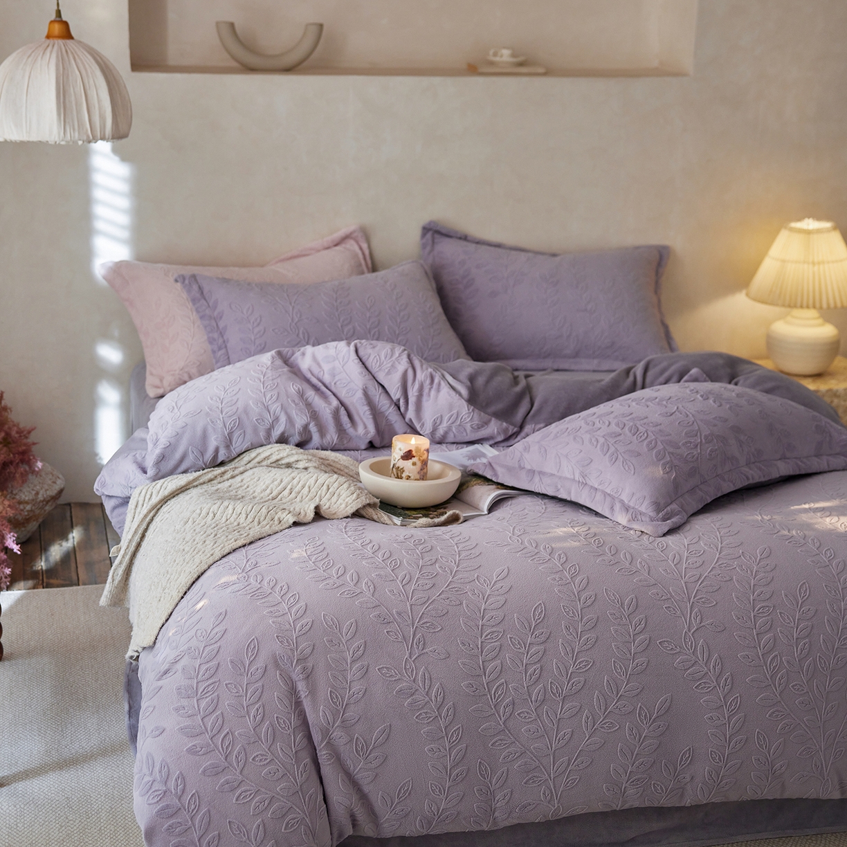 91家纺网 家纺一手货源 找家纺 亿梵家居 2025秋冬新款A类全消光牛奶绒立体5D雕花绒四件套-风格一 （提供买家秀） 安娜花园-香芋紫