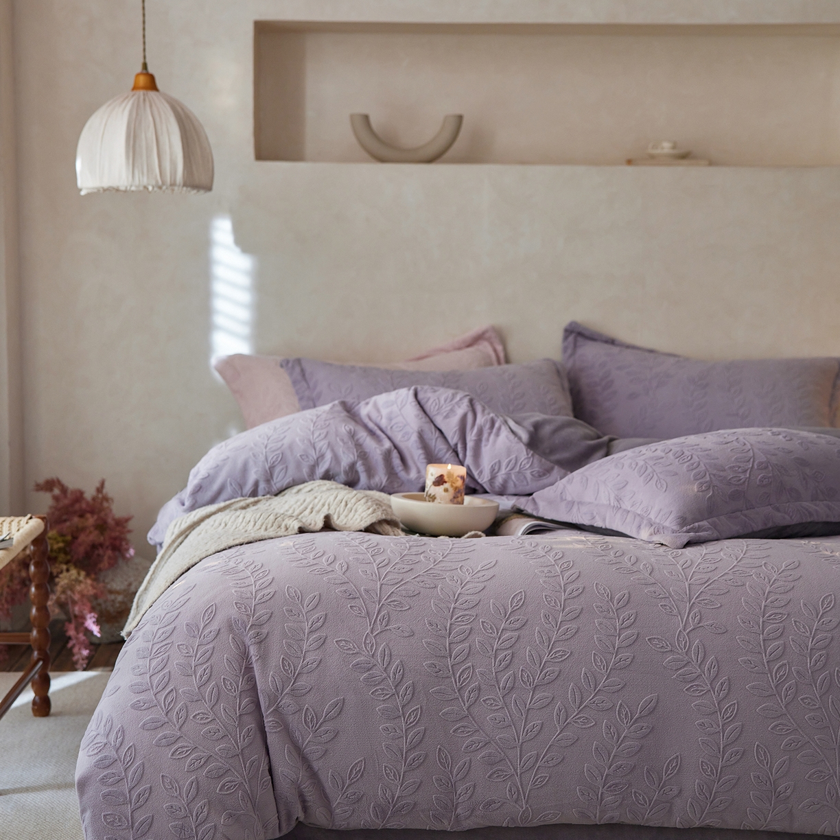 91家纺网 家纺一手货源 找家纺 亿梵家居 2025秋冬新款A类全消光牛奶绒立体5D雕花绒四件套-风格一 （提供买家秀） 安娜花园-香芋紫