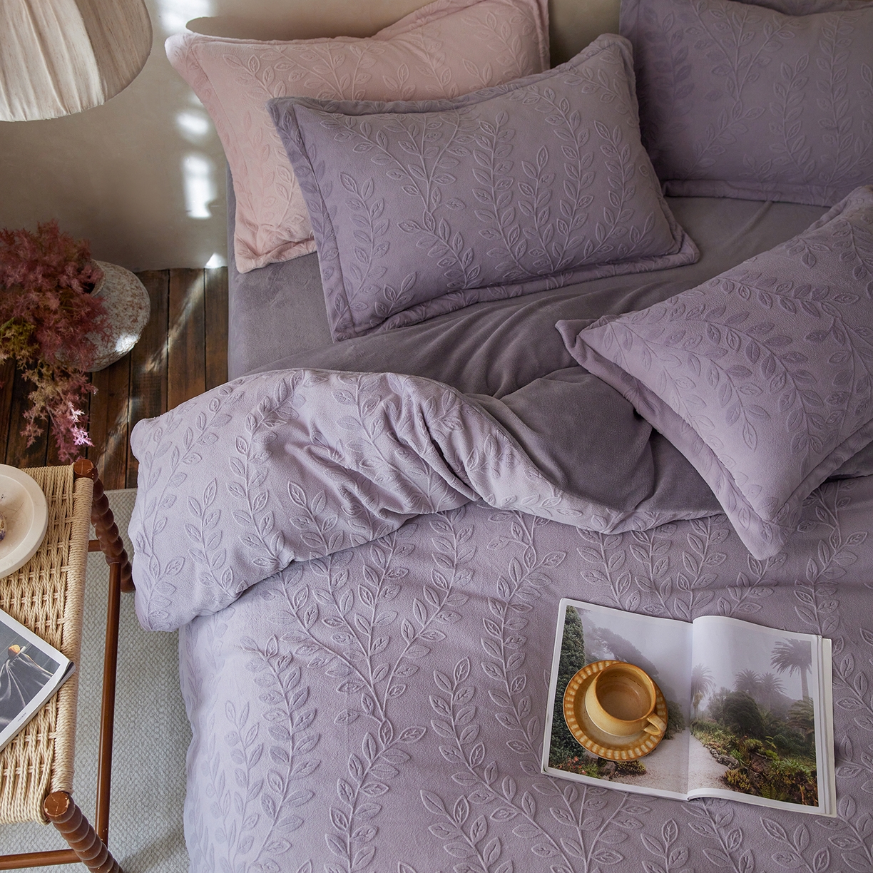 91家纺网 家纺一手货源 找家纺 亿梵家居 2025秋冬新款A类全消光牛奶绒立体5D雕花绒四件套-风格一 （提供买家秀） 安娜花园-香芋紫