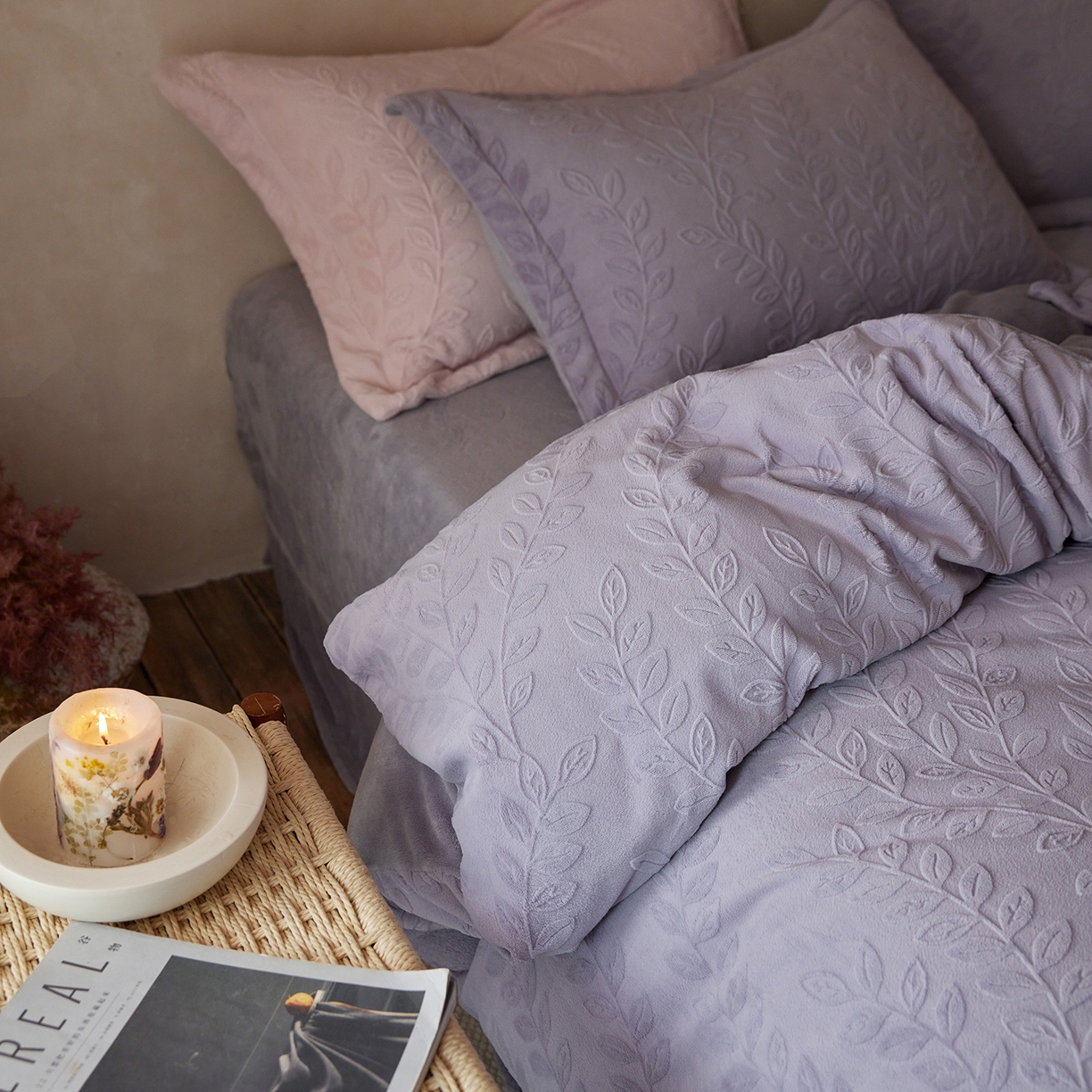 91家纺网 家纺一手货源 找家纺 亿梵家居 2025秋冬新款A类全消光牛奶绒立体5D雕花绒四件套-风格一 （提供买家秀） 安娜花园-香芋紫