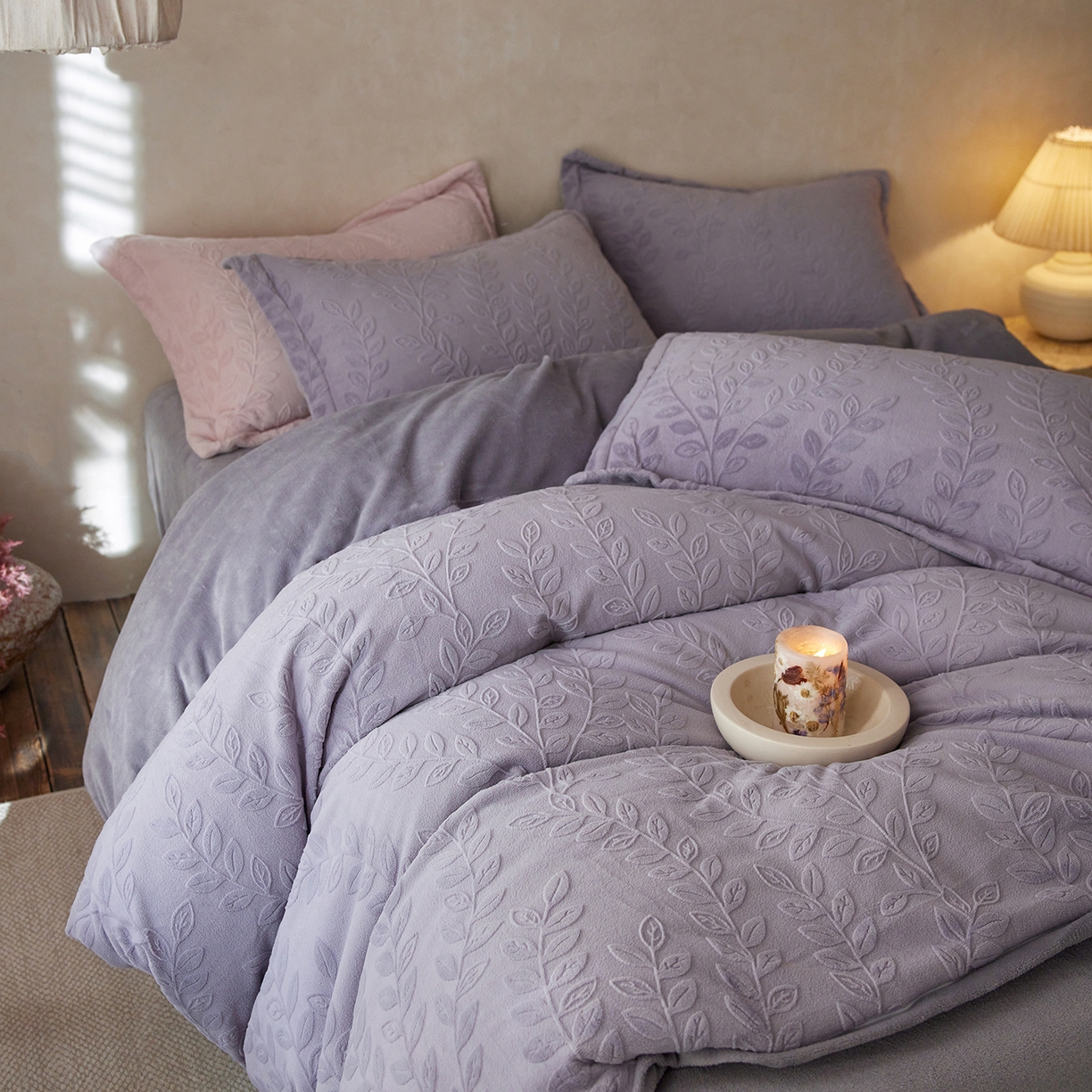 91家纺网 家纺一手货源 找家纺 亿梵家居 2025秋冬新款A类全消光牛奶绒立体5D雕花绒四件套-风格一 （提供买家秀） 安娜花园-香芋紫