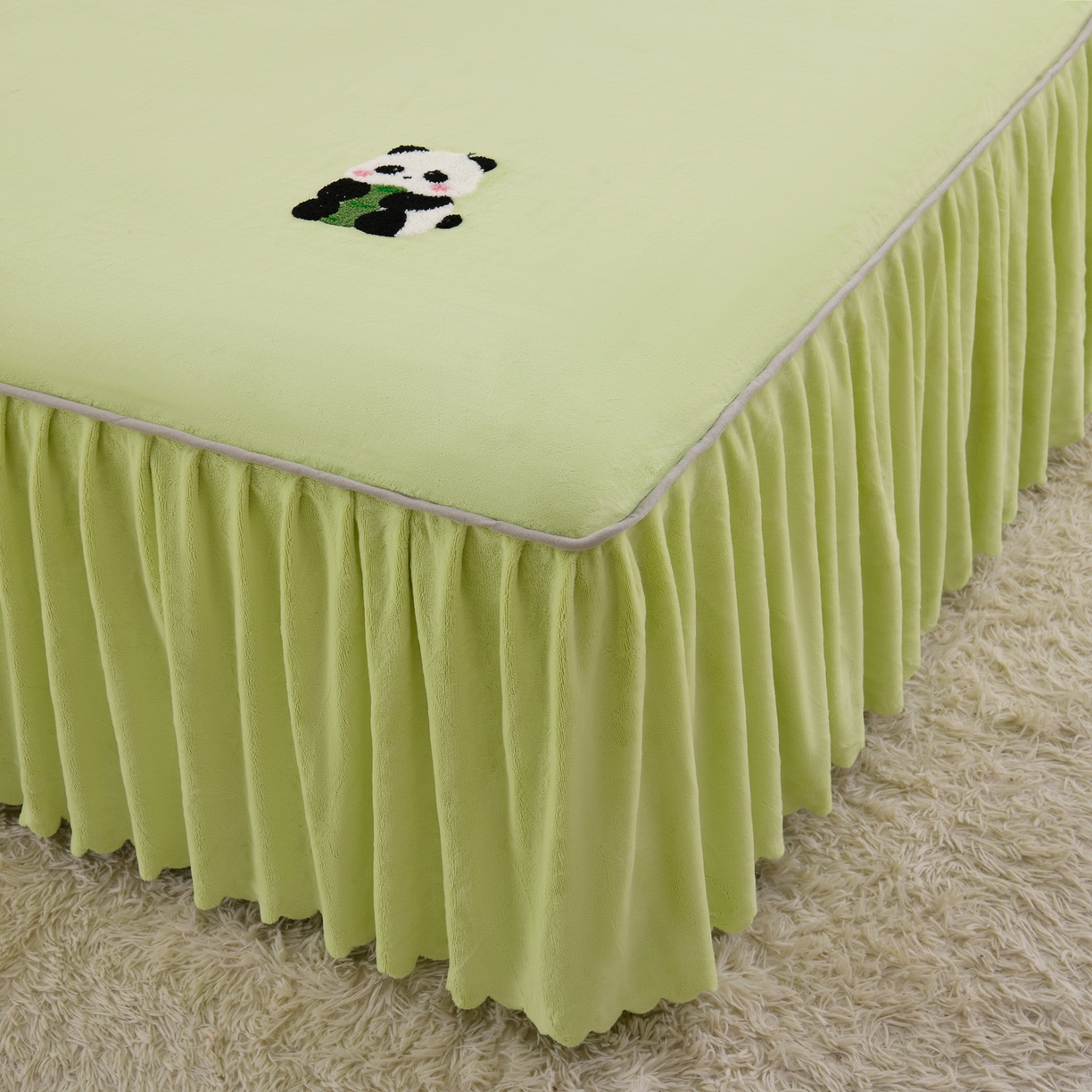 91家纺网 家纺一手货源 找家纺 湘之帛 2025新款简约毛巾绣牛奶绒床裙-小熊猫 小熊猫-浅绿