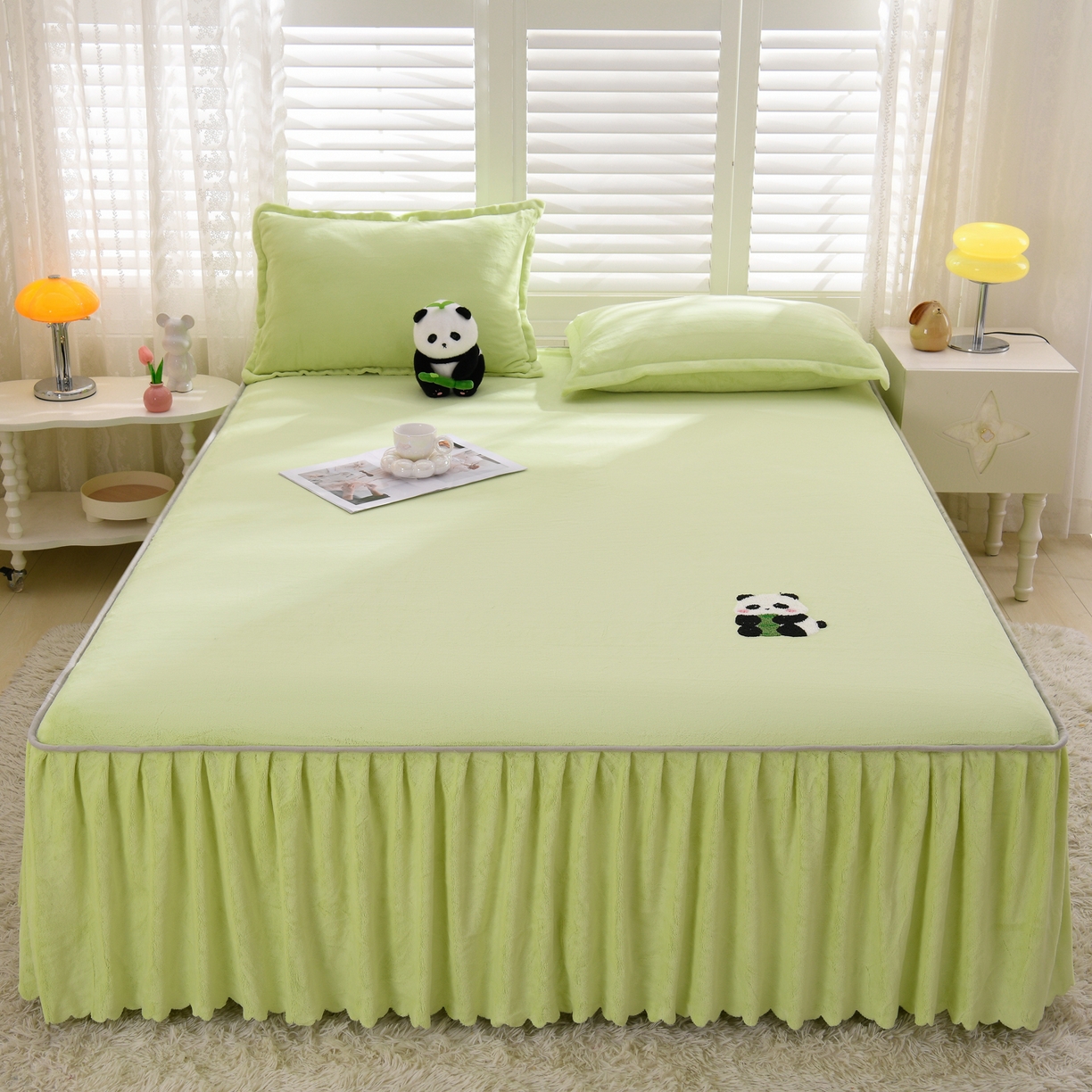 91家纺网 家纺一手货源 找家纺 湘之帛 2025新款简约毛巾绣牛奶绒床裙-小熊猫 小熊猫-浅绿