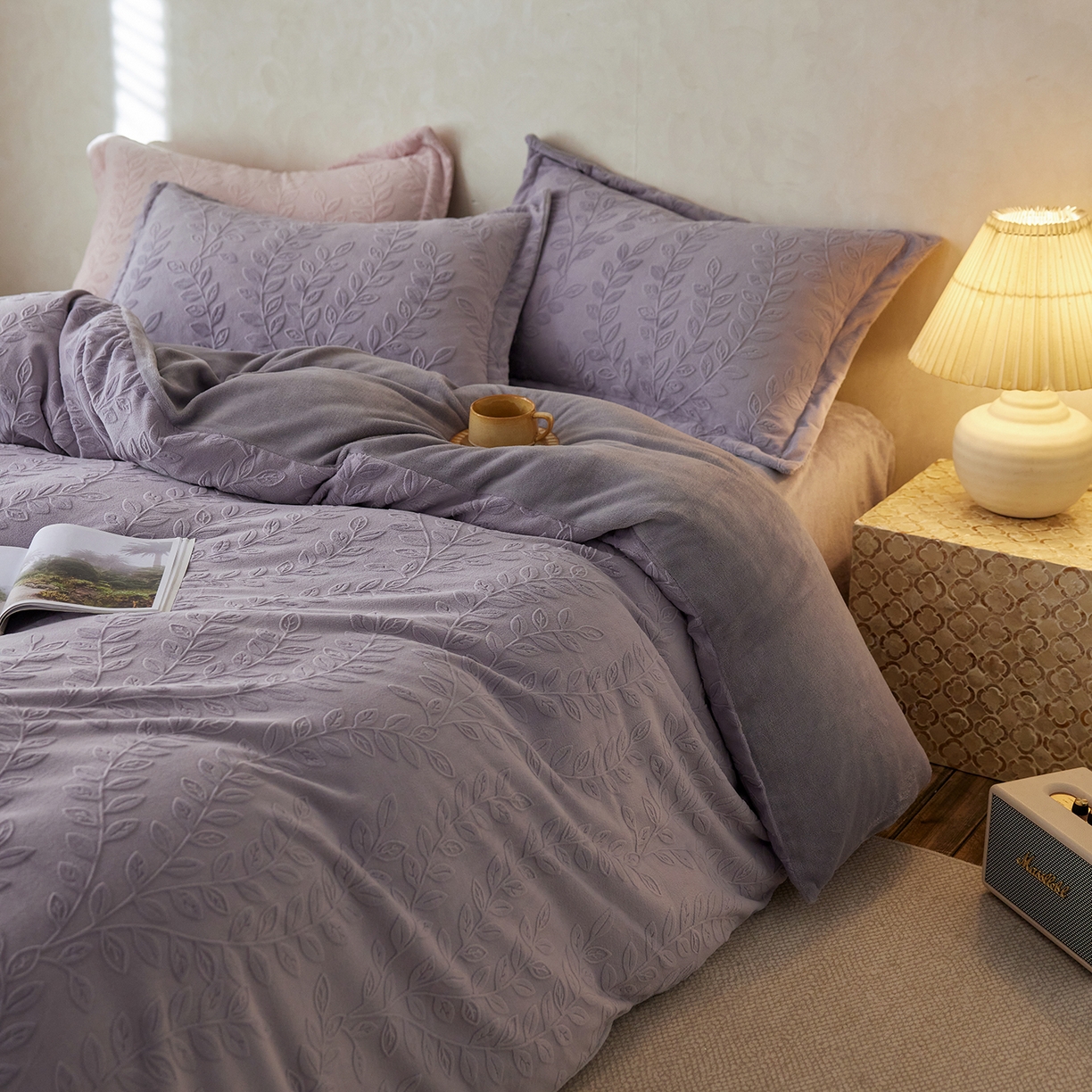 91家纺网 家纺一手货源 找家纺 亿梵家居 2025秋冬新款A类全消光牛奶绒立体5D雕花绒四件套-风格一 （提供买家秀） 安娜花园-香芋紫