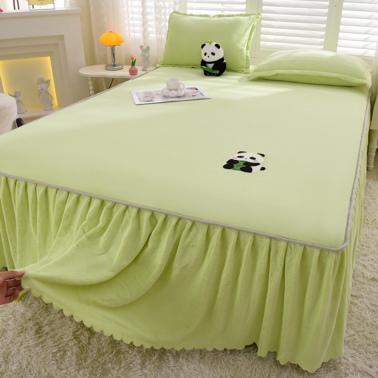 91家纺网 家纺一手货源 找家纺 湘之帛 2025新款简约毛巾绣牛奶绒床裙-小熊猫 小熊猫-浅绿
